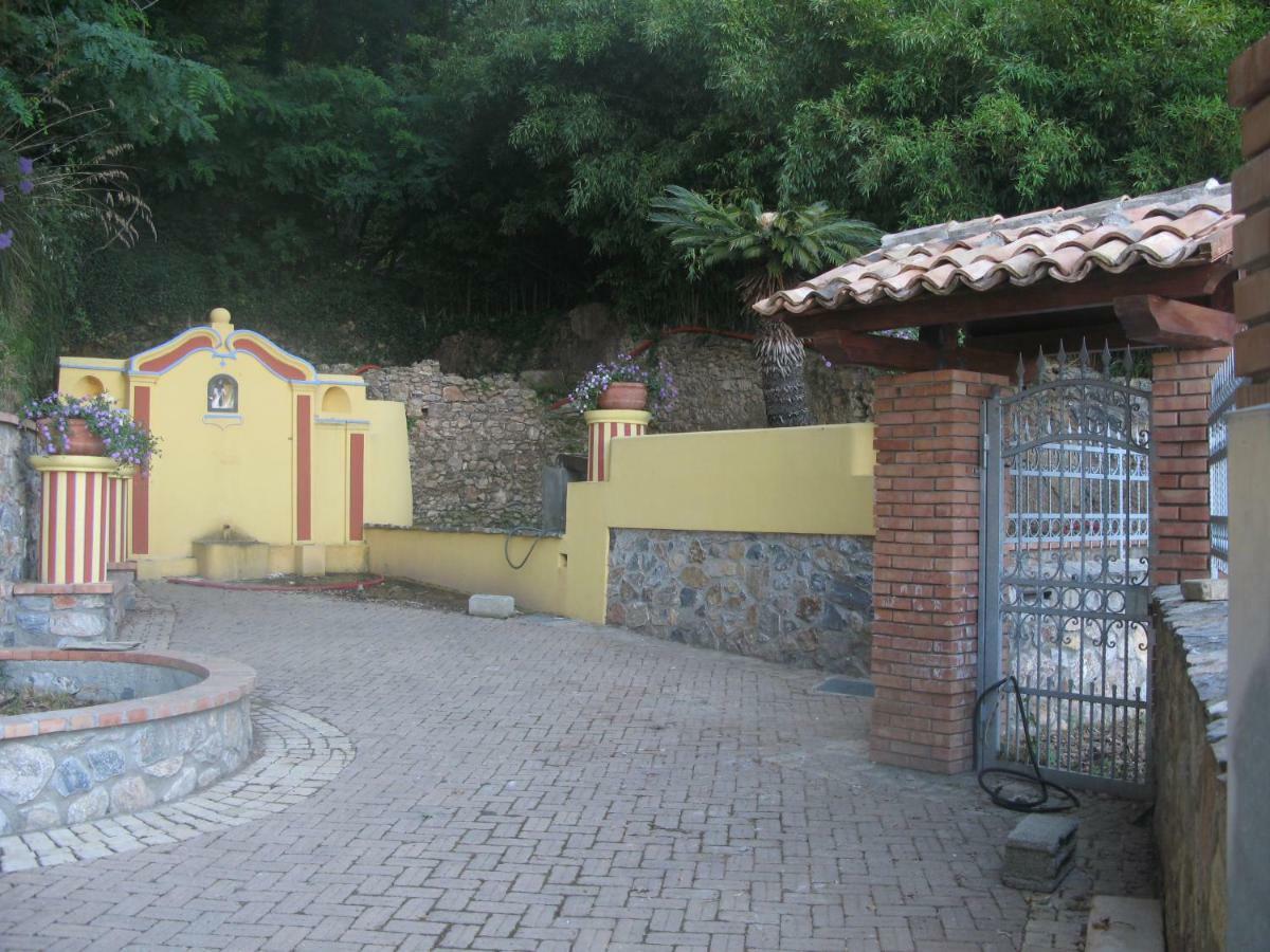Azienda Agrituristica Le Terre Di San Leonardo Четраро Екстер'єр фото